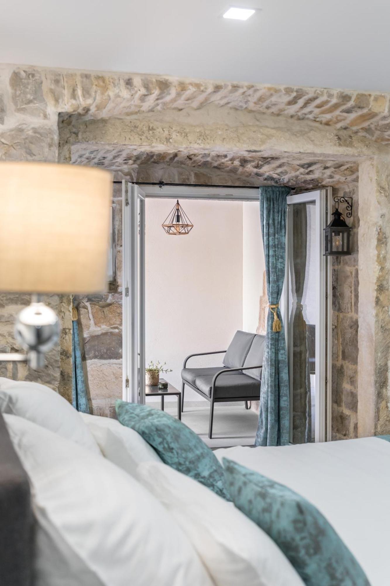 Heritage Apartman Geza In Centar With Private Parking Kaštela Extérieur photo