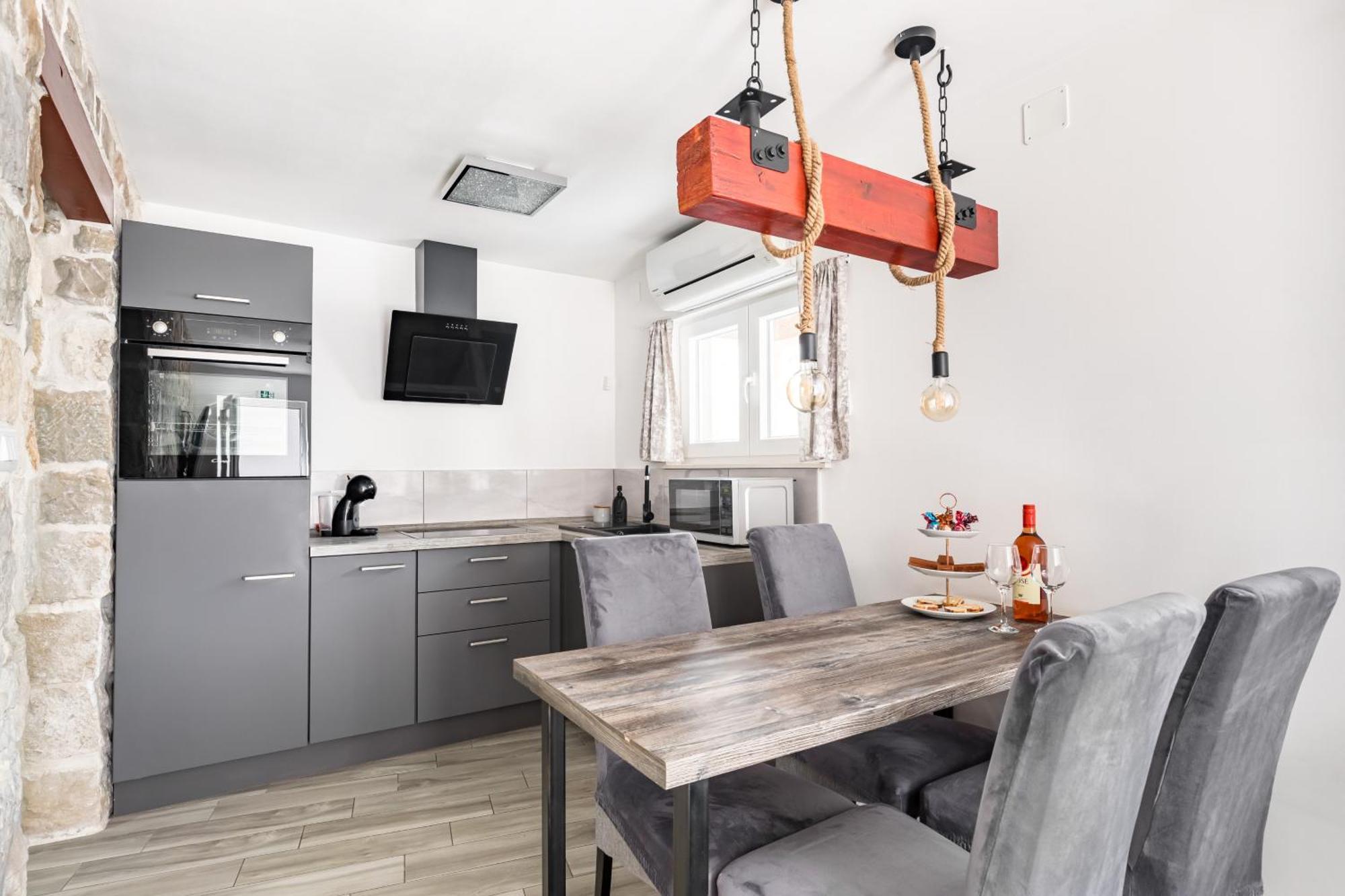 Heritage Apartman Geza In Centar With Private Parking Kaštela Extérieur photo