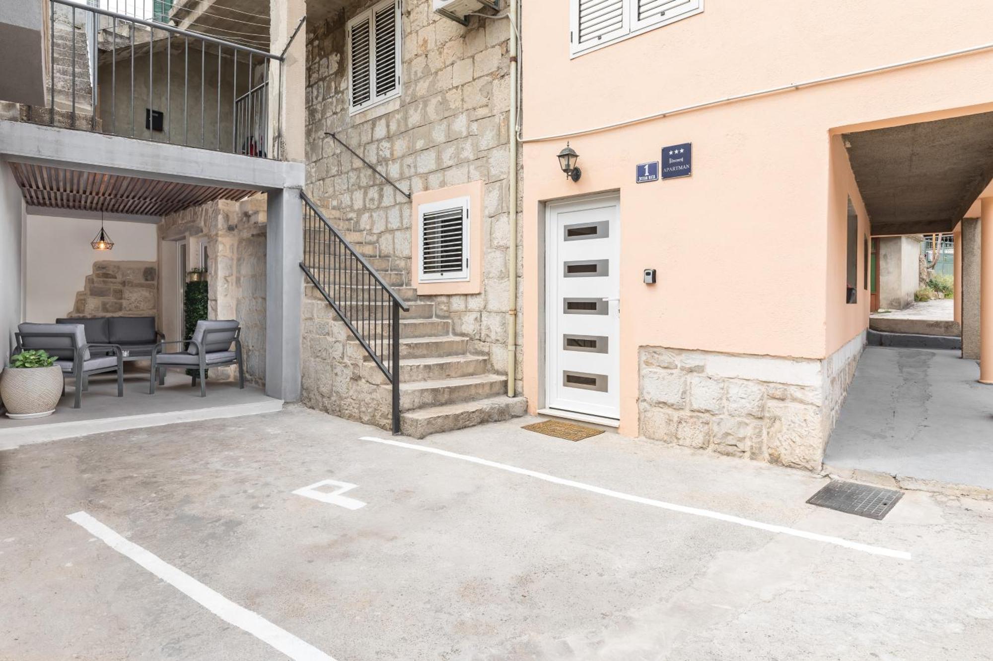 Heritage Apartman Geza In Centar With Private Parking Kaštela Extérieur photo