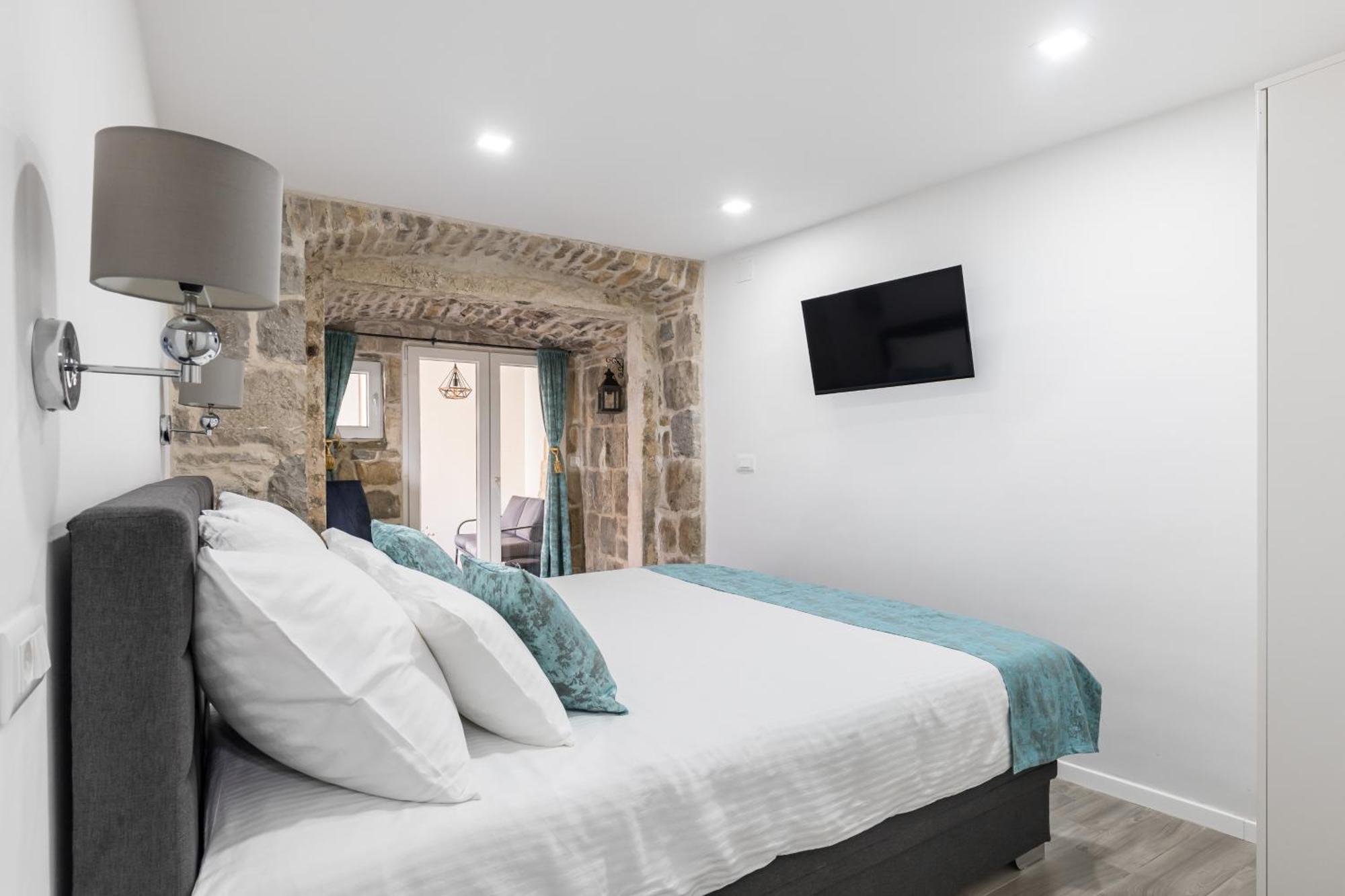 Heritage Apartman Geza In Centar With Private Parking Kaštela Extérieur photo