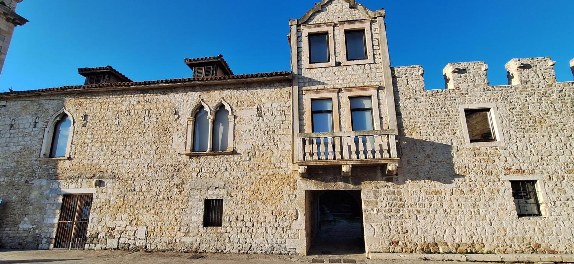 Heritage Apartman Geza In Centar With Private Parking Kaštela Extérieur photo